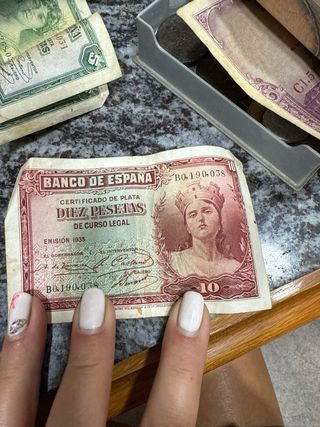 Monedas variadas y billetes de pesetas. 