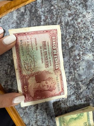 Monedas variadas y billetes de pesetas. 