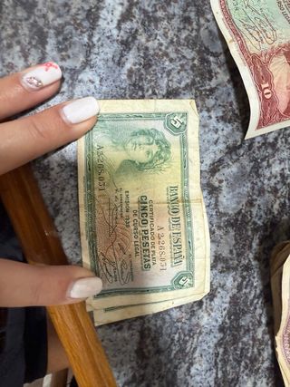 Monedas variadas y billetes de pesetas. 