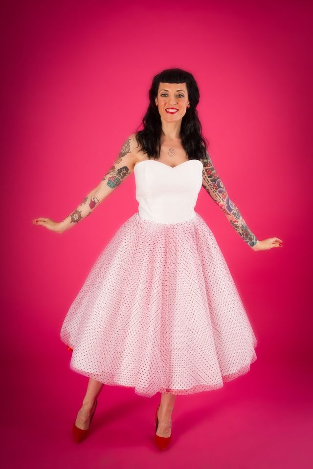 Alquiler Vestido novia tul lunares rojos.