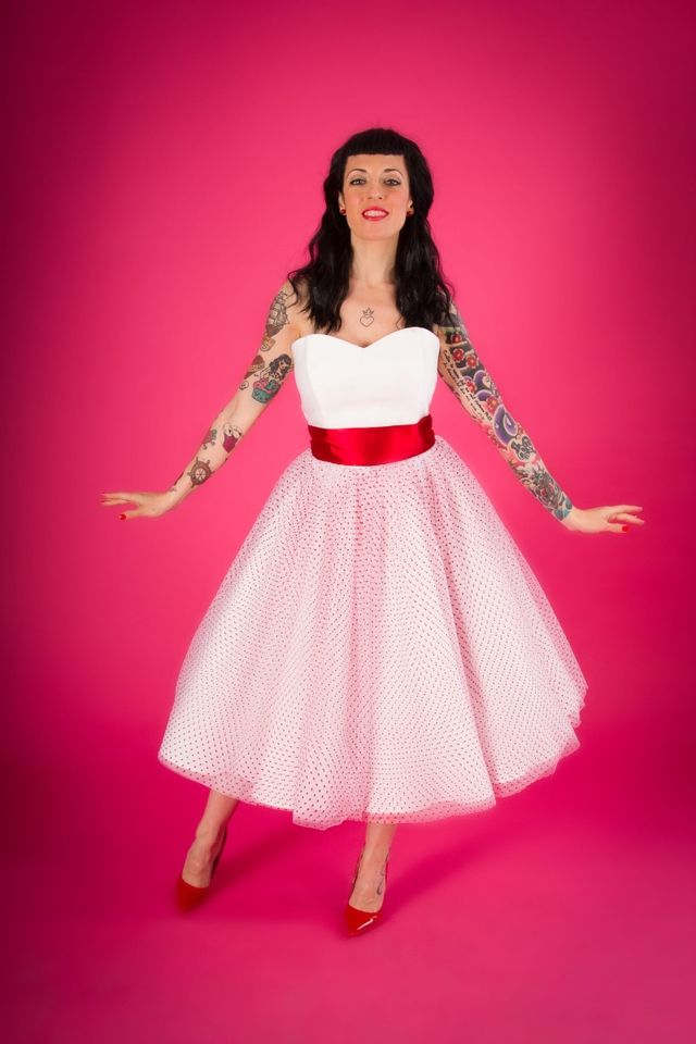 Alquiler Vestido novia tul lunares rojos.