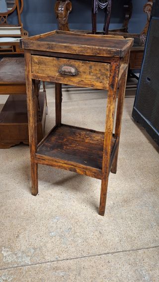 Mesa auxiliar antigua de madera