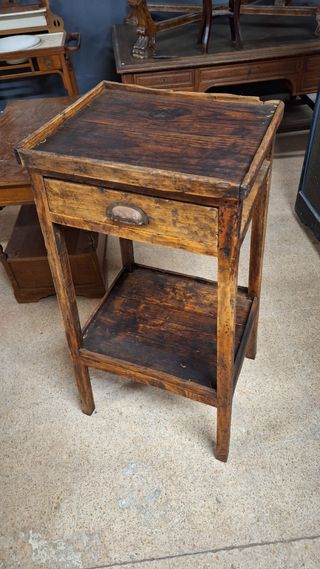 Mesa auxiliar antigua de madera