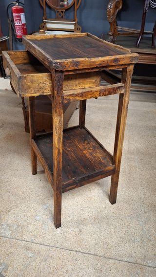 Mesa auxiliar antigua de madera