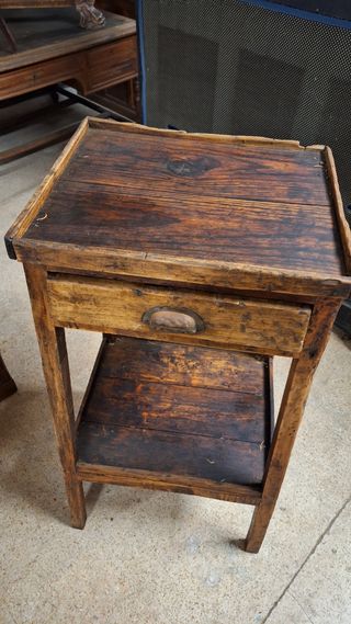 Mesa auxiliar antigua de madera