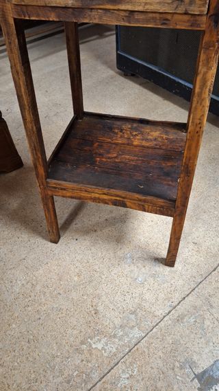 Mesa auxiliar antigua de madera