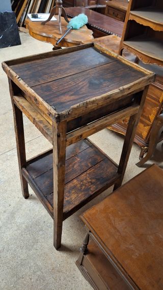 Mesa auxiliar antigua de madera