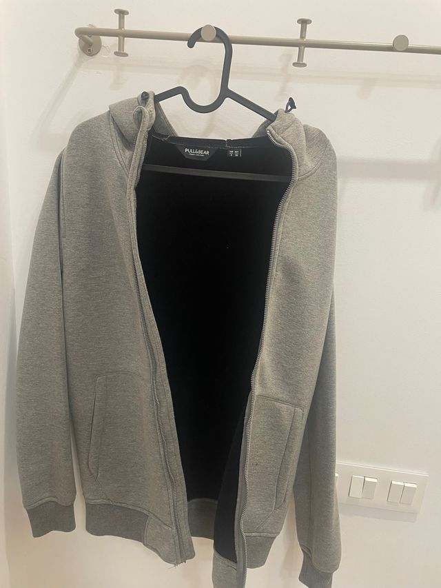 Sudadera Gris con Cremallera y Capucha.