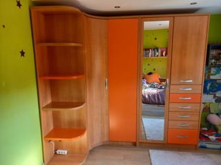 Armario rinconero infantil marrón-naranja