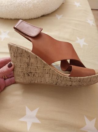 Sandalias cuña marrón