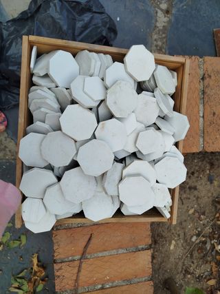 +/- 100 baldosas blancas forma pentágono y hexagon