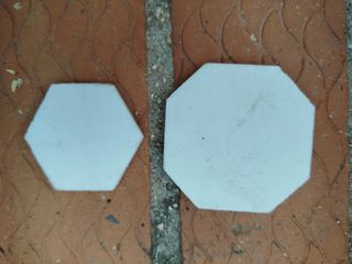 +/- 100 baldosas blancas forma pentágono y hexagon