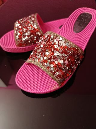 Sandalias de goma con brillantes rojas y rosas