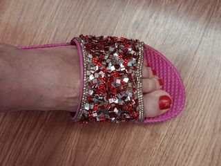 Sandalias de goma con brillantes rojas y rosas