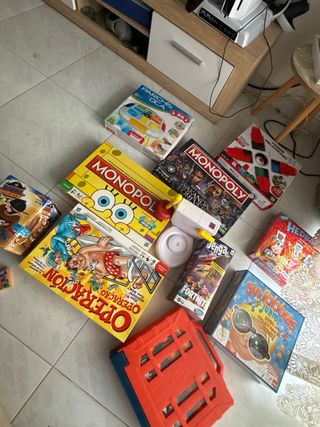 Juegos de mesa: Monopoly, Operación, etc.