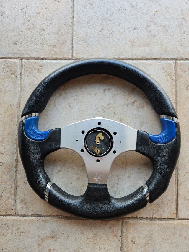 Volante Momo in pelle - Boost