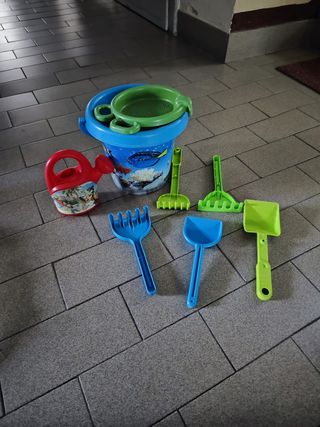 Giochi palette, rastrelli, secchiello e annaffiato