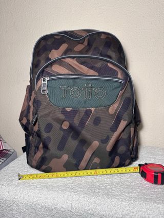 Mochila Totto militar usada-en buen estado 