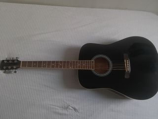 Guitarra acústica negra