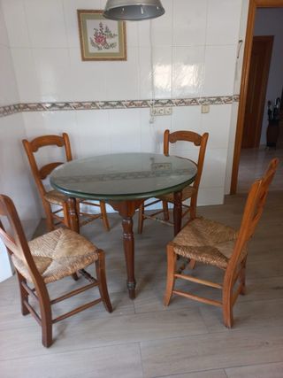 Mesa redonda de madera con 4 sillas y cristal