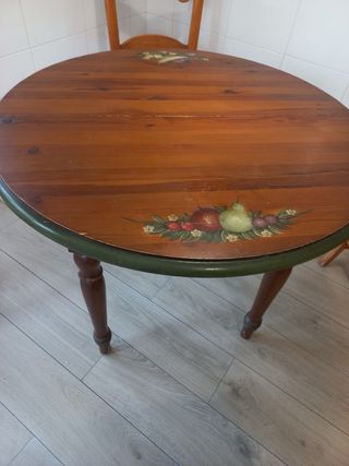 Mesa redonda de madera con 4 sillas y cristal