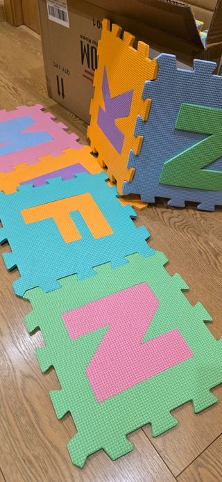Alfombra de espuma con letras