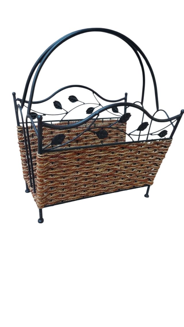 Revistero de forja con cestería