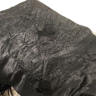 PRECIOSO MANTÓN MANILA DE RASO MUY BORDADO 