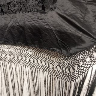 PRECIOSO MANTÓN MANILA DE RASO MUY BORDADO 