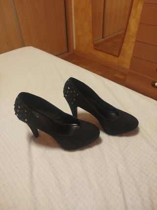 Tacones negros con tachuelas