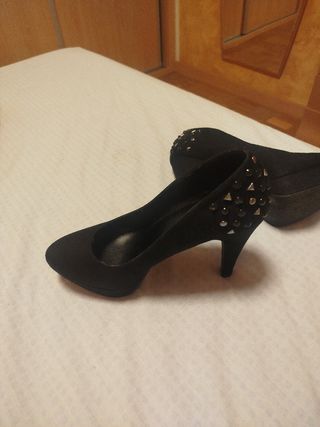 Tacones negros con tachuelas