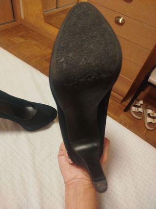 Tacones negros con tachuelas