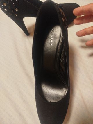 Tacones negros con tachuelas