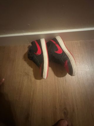 Zapatillas Nike rojas y negras