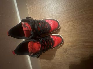 Zapatillas Nike rojas y negras