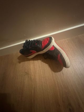 Zapatillas Nike rojas y negras