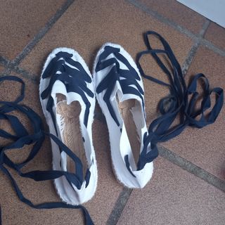 Alpargatas blancas con lazos
