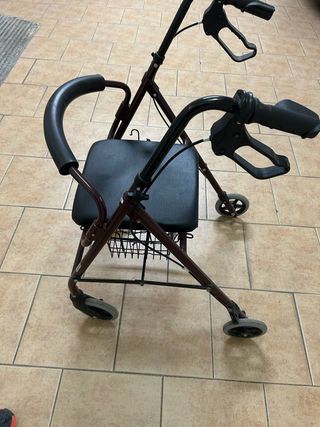 Andador con asiento y cesta