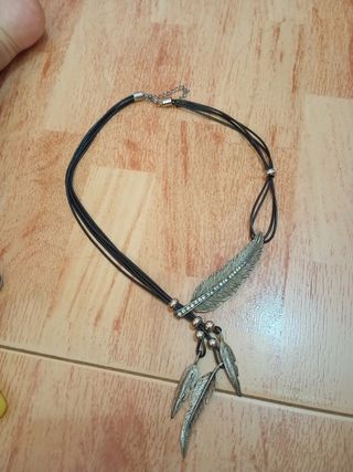 Collar plumas plateado- Gargantilla