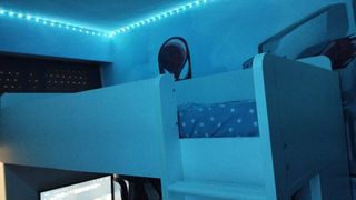 Cama alta con armario y estanterias