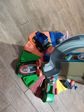 Torre Patrulla Canina y coches