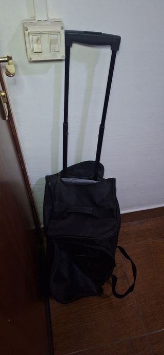 Maleta. Maleta con ruedas. Bolso con ruedas. 