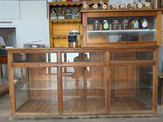 Mostrador antiguo de madera y cristal