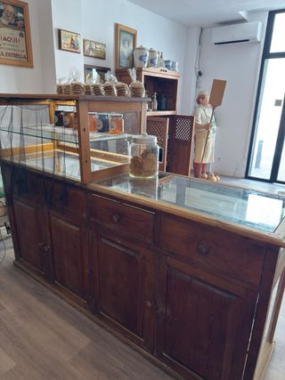Mostrador antiguo de madera y cristal