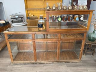 Mostrador antiguo de madera y cristal