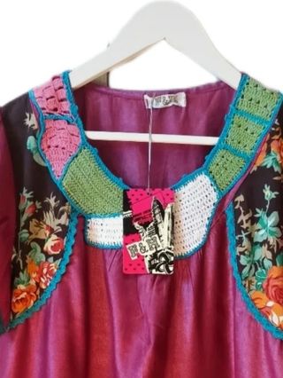 Blusa satinada con adorno de crochet y flores