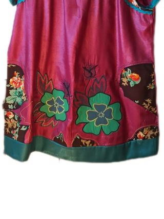 Blusa satinada con adorno de crochet y flores