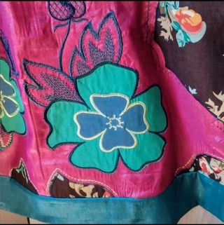Blusa satinada con adorno de crochet y flores