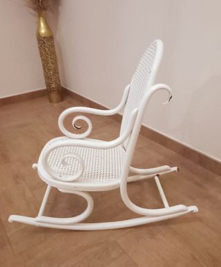 Silla mecedora mimbre blanca para niños.