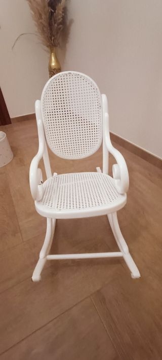 Silla mecedora mimbre blanca para niños.